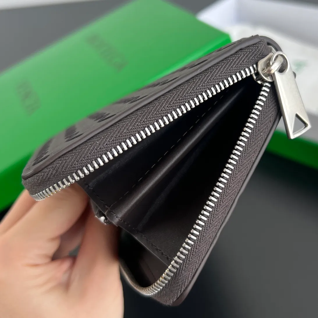 #Bv New Fine Woven Wallet 814680 The beloved small braid is back🎈Made of cowhide braid, soft, comfortable and textured. The detailed internal partition design and high-quality lining material ensure the durability and orderliness of the wallet. It can store cash/cards and other small items. It is very practical. It is enough to take it with you when you go out. This wallet is definitely your best choice. Size: 19x10x2 P1000